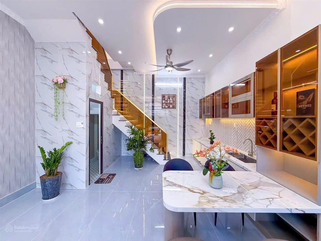 Nhà lầu mới đẹp  kế khu ẩm thực bờ hồ bún sáng  gần trường đại học y dược tp  đh cần thơ.