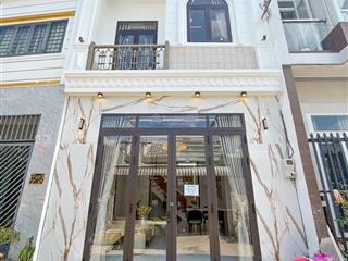 Nhà lầu mới đẹp  kế khu ẩm thực bờ hồ bún sáng  gần trường đại học y dược tp  đh cần thơ.