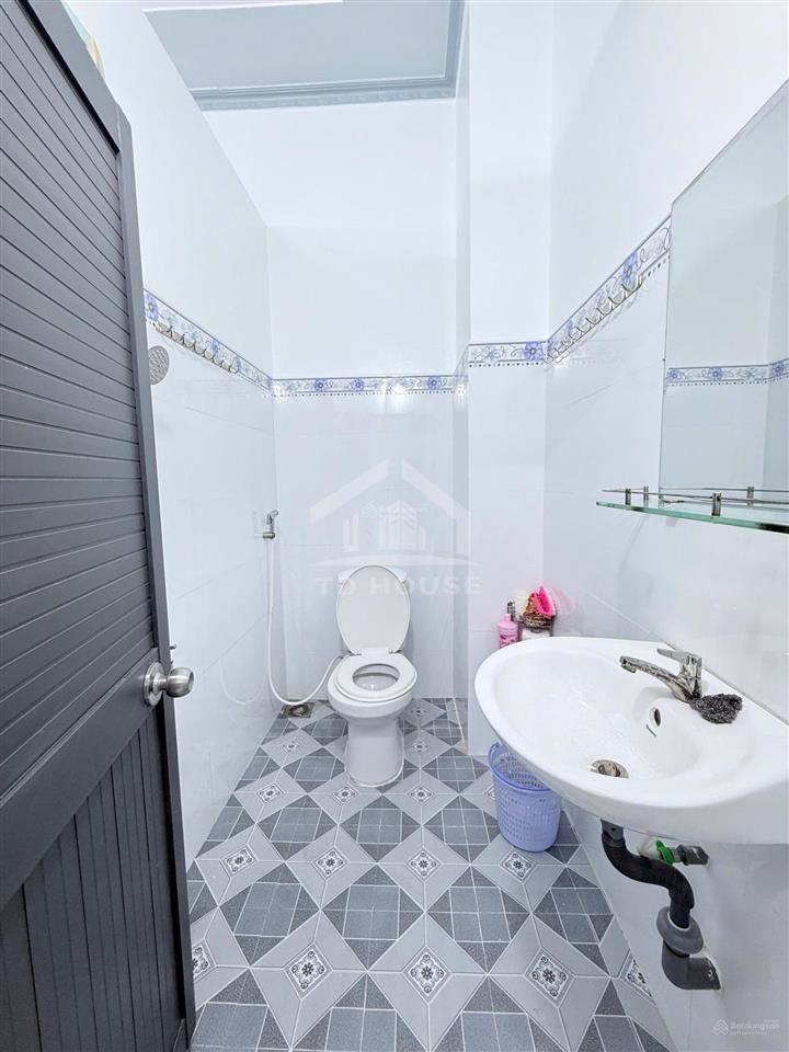 Nhà lầu 4 phòng ngủ, 2 máy lạnh, gần trường đại học fpt, bệnh viện nhi đồng, lộ giới xe tải chở đồ