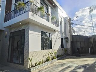 Nhà lầu mới 100%góc 2 mặt tiền lộ ôtô đậu trước nhà kế bên kdc ngân thuận cách đền hùng vương 300m