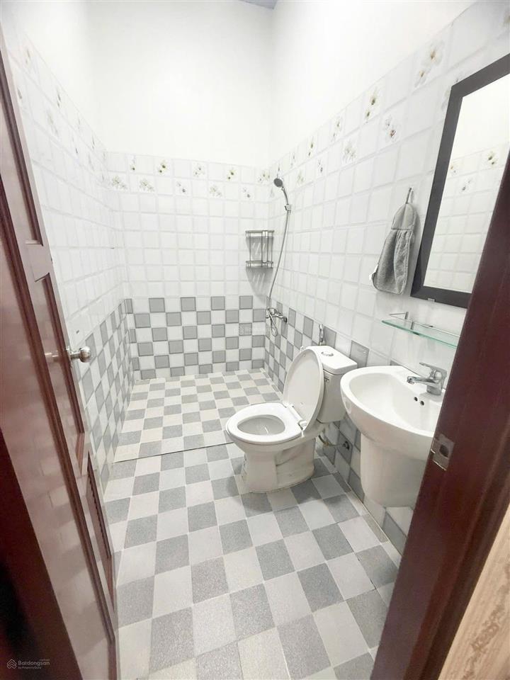 Nhà 1 trệt 2 lầu vị trí đẹp kinh doanh vp công ty, cách đường lý thái tổ 70m, nhà sẵn nội thất