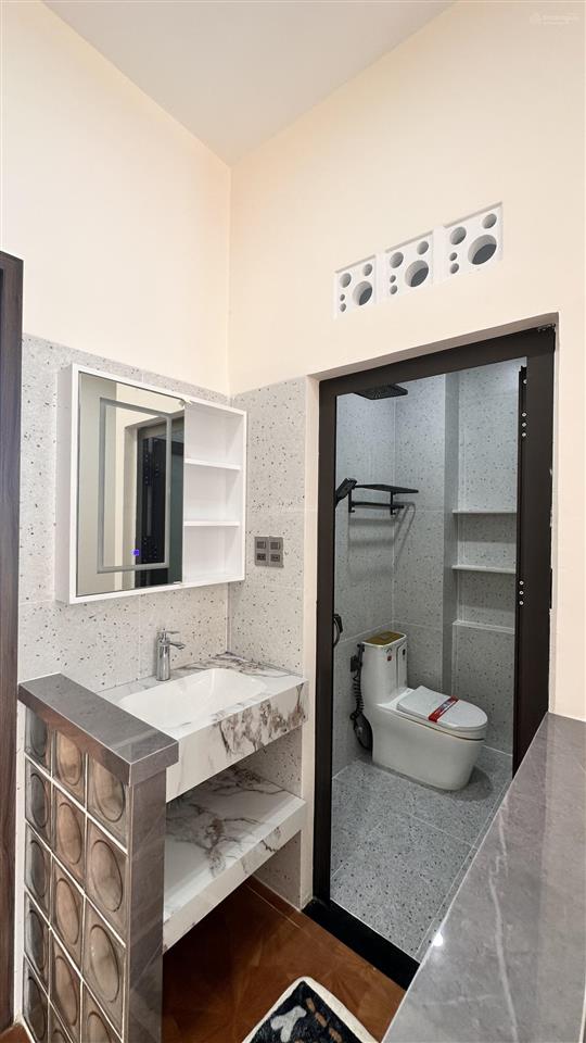 Bán nhà lầu mới đẹp cách bệnh viện đa khoa trung ương 300m lộ giới 4m full nội thất