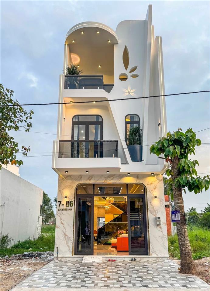 Giảm giá bán lỗ thu hồi vốn nhà 3 tầng mới 100% có p ngủ tầng trệt lộ giới 19m ngay kdc hồng loan