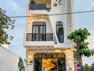 Giảm giá bán lỗ thu hồi vốn nhà 3 tầng mới 100% có p ngủ tầng trệt lộ giới 19m ngay kdc hồng loan