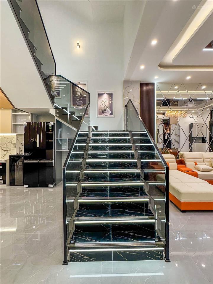 Giảm giá bán lỗ thu hồi vốn nhà 3 tầng mới 100% có p ngủ tầng trệt lộ giới 19m ngay kdc hồng loan