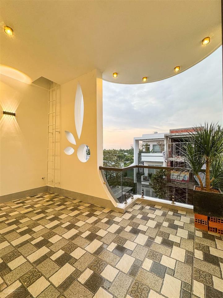 Giảm giá bán lỗ thu hồi vốn nhà 3 tầng mới 100% có p ngủ tầng trệt lộ giới 19m ngay kdc hồng loan