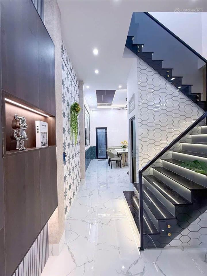 Bán nhà 1 trệt 1 lầu, mới đẹp, ô tô đậu trong nhà, gần bệnh viện nhi đồng, trường đh fpt