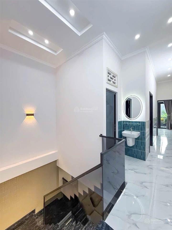 Bán nhà 1 trệt 1 lầu, mới đẹp, ô tô đậu trong nhà, gần bệnh viện nhi đồng, trường đh fpt