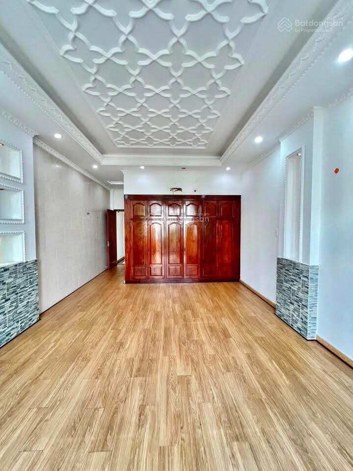 Cho thuê nhà 2 lầu ngay kdc hồng phát thuận tiện ở vp công ty lộ giới 20m nhà có 4 p ngủ master