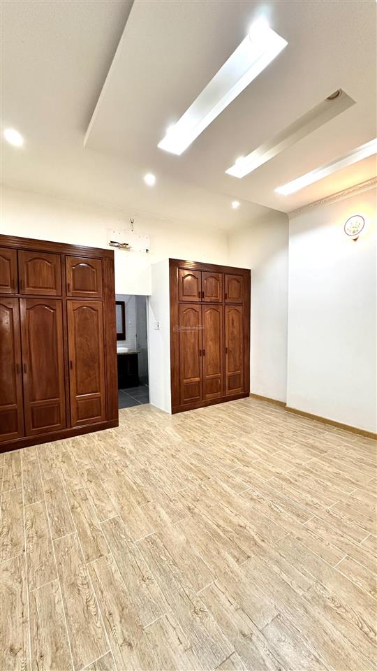 Cho thuê nhà 2 lầu ngay kdc hồng phát thuận tiện ở vp công ty lộ giới 20m nhà có 4 p ngủ master