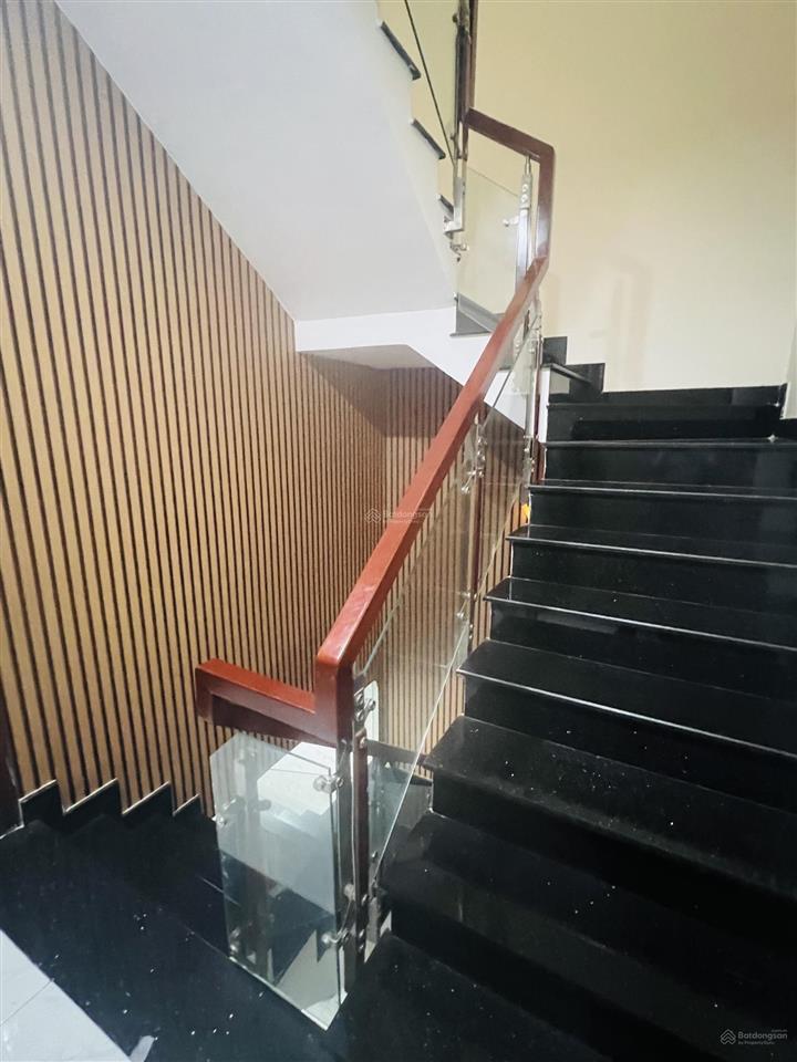 Chính chủ cần bán căn shophouse đối diện chung cư bcons