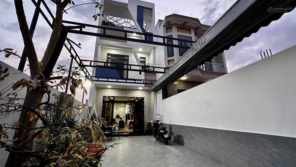 Bán nhà riêng 3 tầng. tại dx 042, phú mỹ, thủ dầu một, 150m2, chính chủ đẹp, nhiều tiện ích