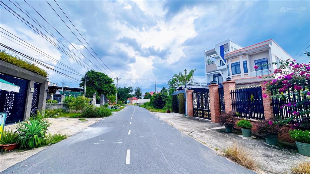 Bán nhà riêng 3 tầng. tại dx 042, phú mỹ, thủ dầu một, 150m2, chính chủ đẹp, nhiều tiện ích