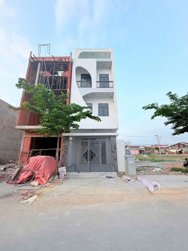 Nhà mới xây 2 lầu 1 trệt 5.279 tỷ_90 m2 sr ,hoàn công
