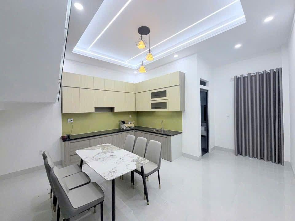 Nhà mới xây 2 lầu 1 trệt 5.279 tỷ_90 m2 sr ,hoàn công