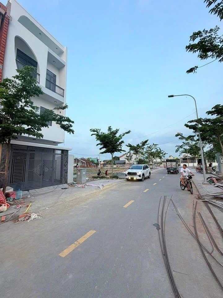 Nhà mới xây 2 lầu 1 trệt 5.279 tỷ_90 m2 sr ,hoàn công