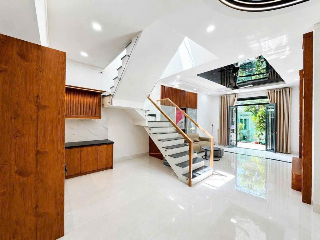 Nhà mới xây 3.15 tỷ _60m2_1 lầu 1 trệt ,3 ph .ngủ gần Quảng Trường tỉnh