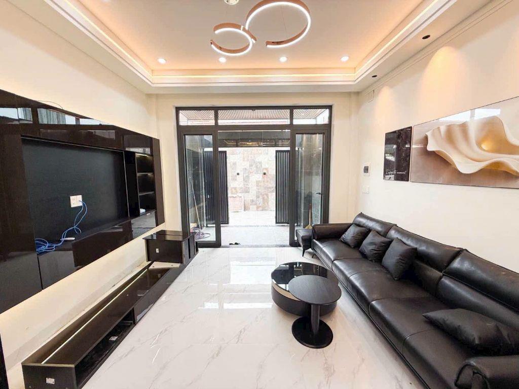 Nhà sr hoàn công 2 lầu 1 trệt 3.99 tỷ _
