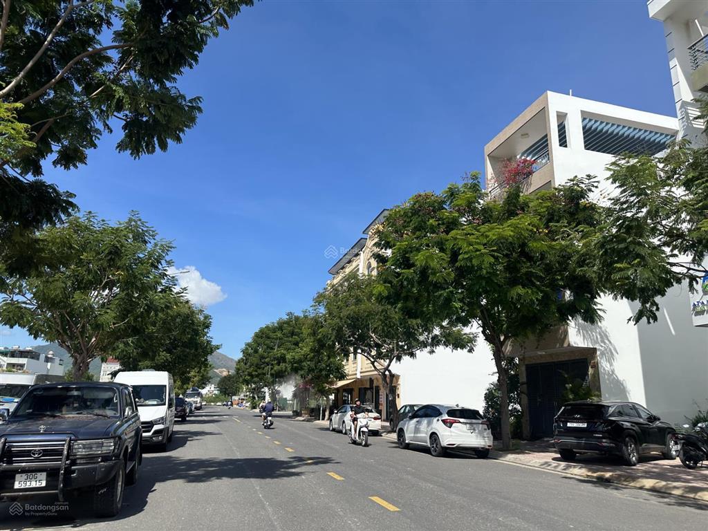 Đường số 8 hà quang 2, đối diện trung tâm thương mại, hướng đông nam