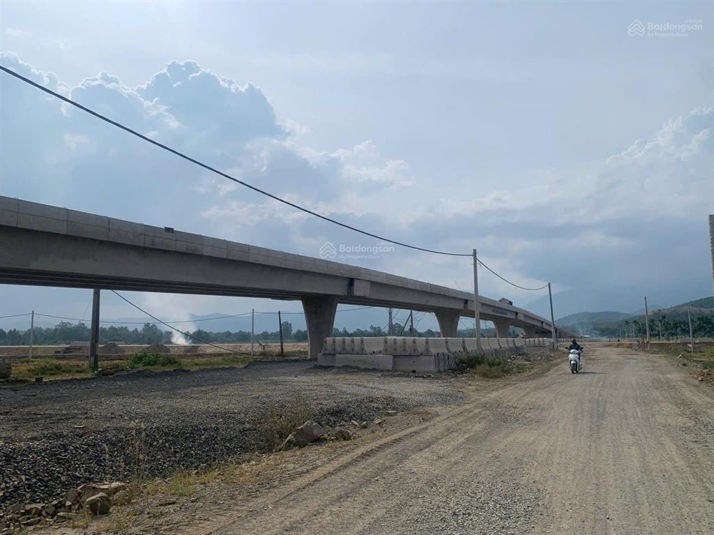 Bán nhanh lô đất full thổ dt 240m2  ngang 6  qh bê tông 8 m giá 300 tr