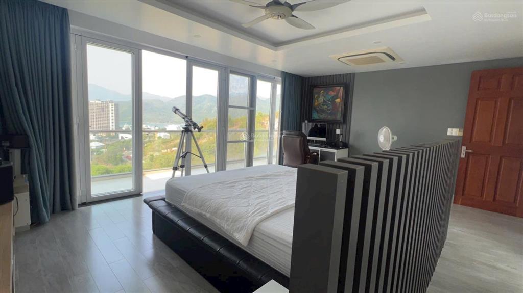 Cần bán nhanh villa anh nguyễn có 4 phòng ngủ 100% view biển xen cả view đồi