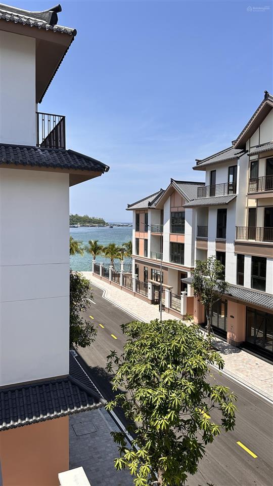 Biệt thự xẻ khe vị trí trung tâm nhất của dự án vinhoems pearl bay nha trang giá chỉ 22,6 tỷ
