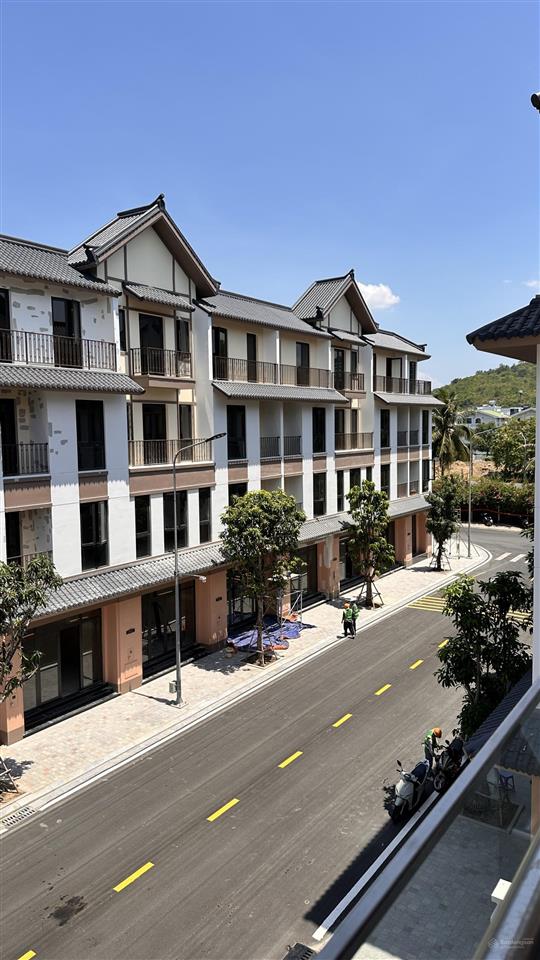 Biệt thự xẻ khe vị trí trung tâm nhất của dự án vinhoems pearl bay nha trang giá chỉ 22,6 tỷ
