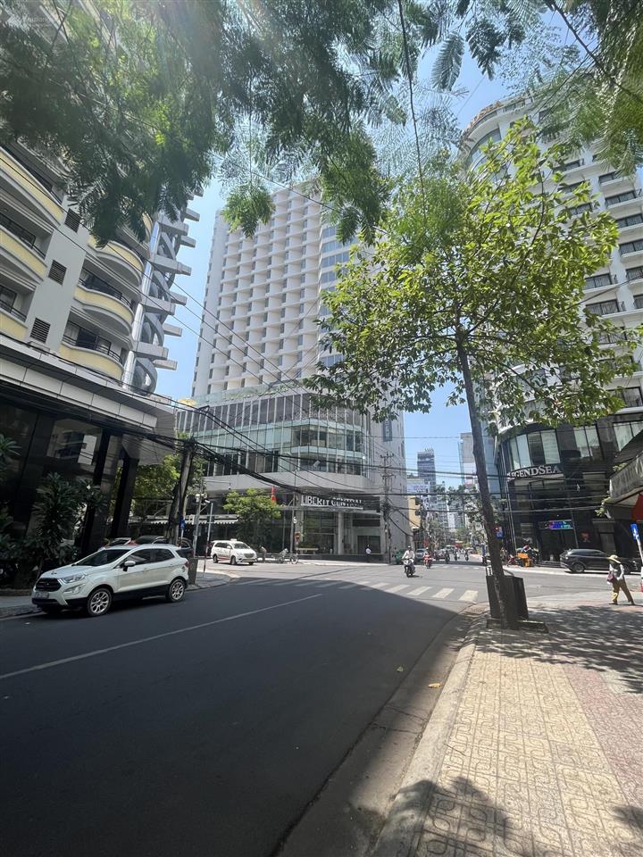 Bán nhà đường hùng vương ngang 5.85m, cách biển chỉ 250m, giá tốt.
