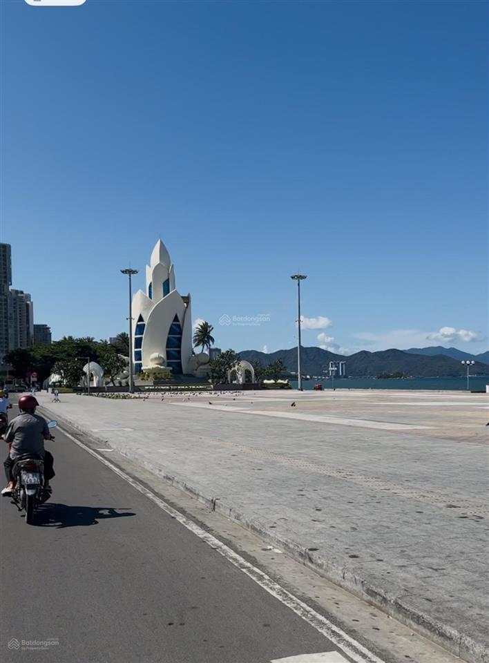 Bán nhà căn góc hẻm 100 trần phú  nha trang, cách biển chỉ 30m, giá tốt