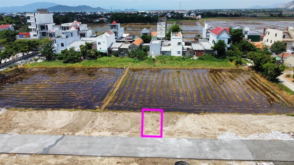 Đất đẹp tu bông pk8
ngay cạnh trường học, khu dân cư đông đúc, đầy đủ tiện ích.