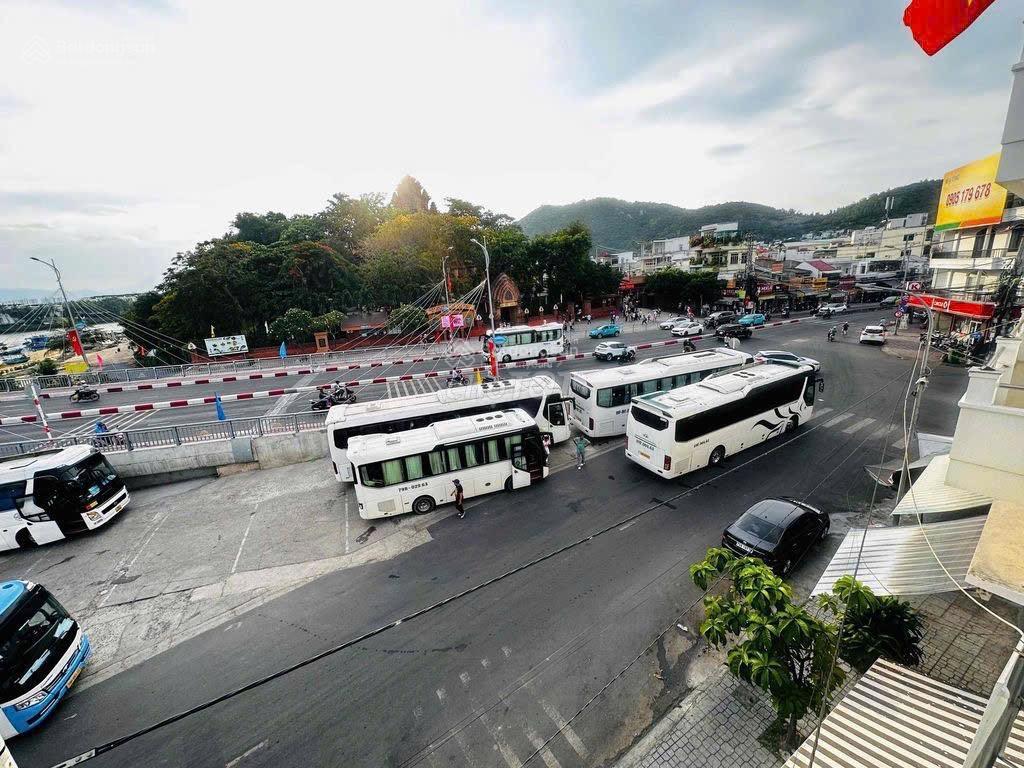 Bán nhà mặt tiền view sông gần trần phú, nha trang