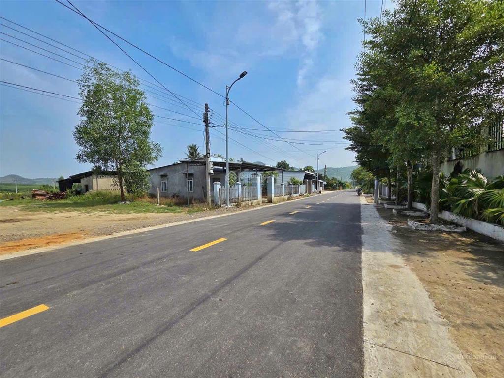Diên tân đường nhựa hơn 1000m2 có 300m2 thổ cư ngay uỷ ban xã diên tân cũ