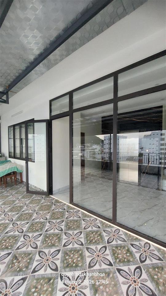 Bán tòa nhà căn hộ mới, gần biển đang có dòng tiền 50 tr/ tháng. dt 120 m2 ngang 8.6m, xây 5 tầng.