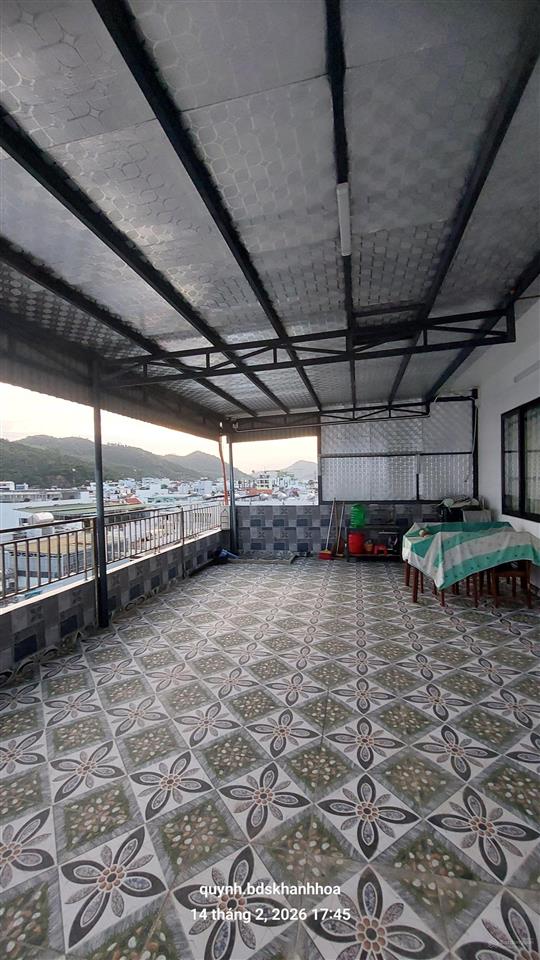 Bán tòa nhà căn hộ mới, gần biển đang có dòng tiền 50 tr/ tháng. dt 120 m2 ngang 8.6m, xây 5 tầng.
