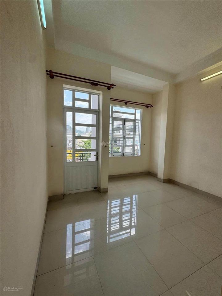 Bán nhà 3 tầng đường tôn thất tùng, bắc nha trang. dt 142 m2 ngang 9.6m giá 21 tỷ