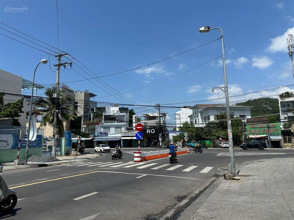 Bán nhà 3 tầng đường tôn thất tùng, bắc nha trang. dt 142 m2 ngang 9.6m giá 21 tỷ