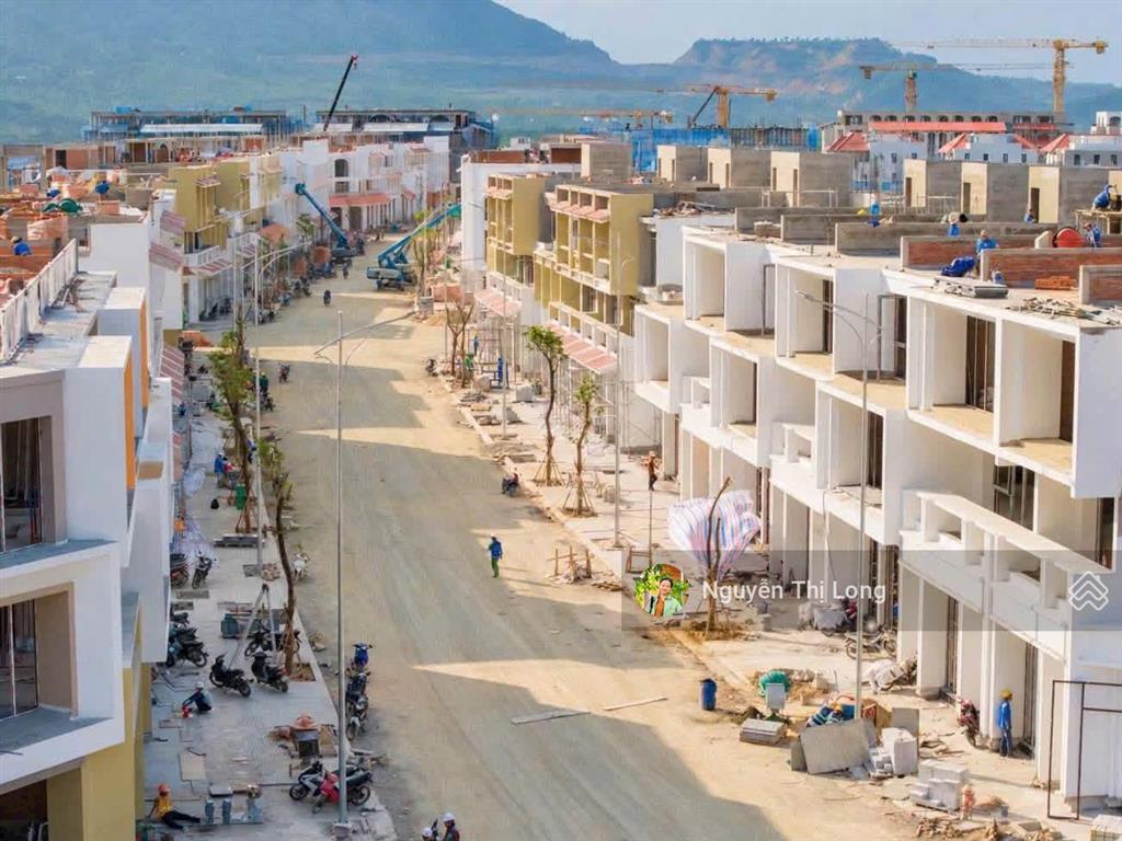 Charmora city nha trang  căn liền kề 3 tầng, đường d6 trục đường chính của đảo an cư rộng 20m