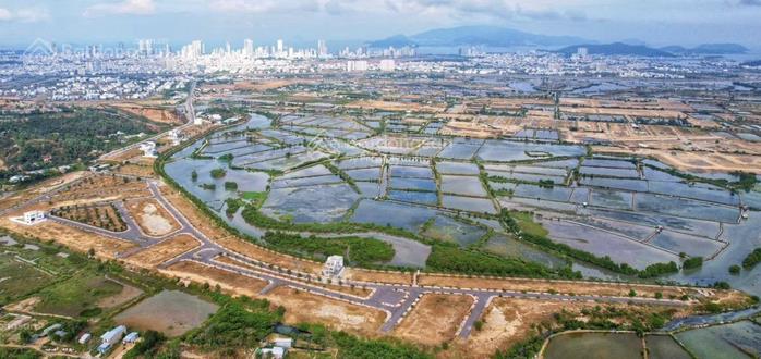 Hót bán lô góc đường phong châu sát bên sungroup, giá tốt