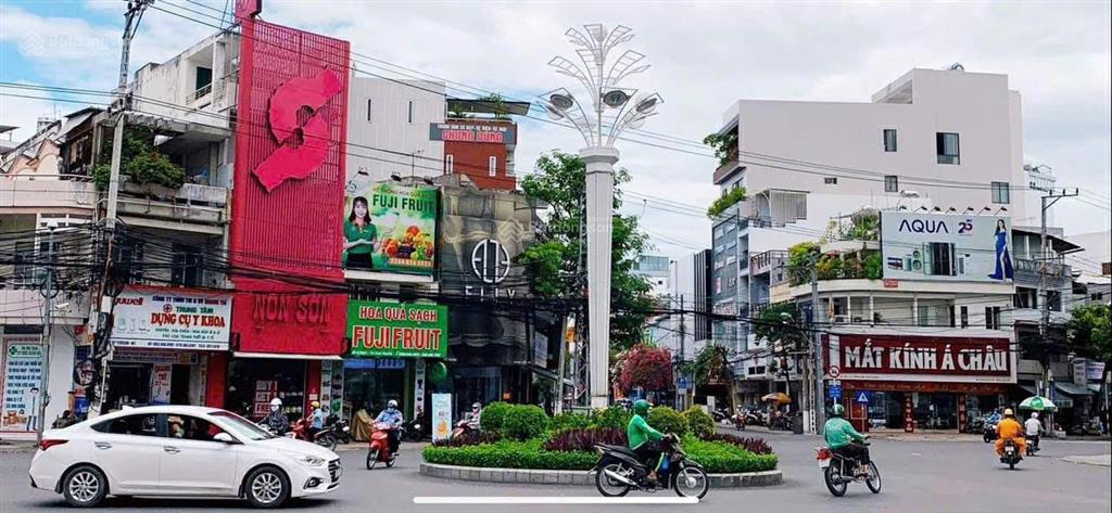 Bán căn nhà 2 tầng mặt tiền đường quang trung cách biển 200m