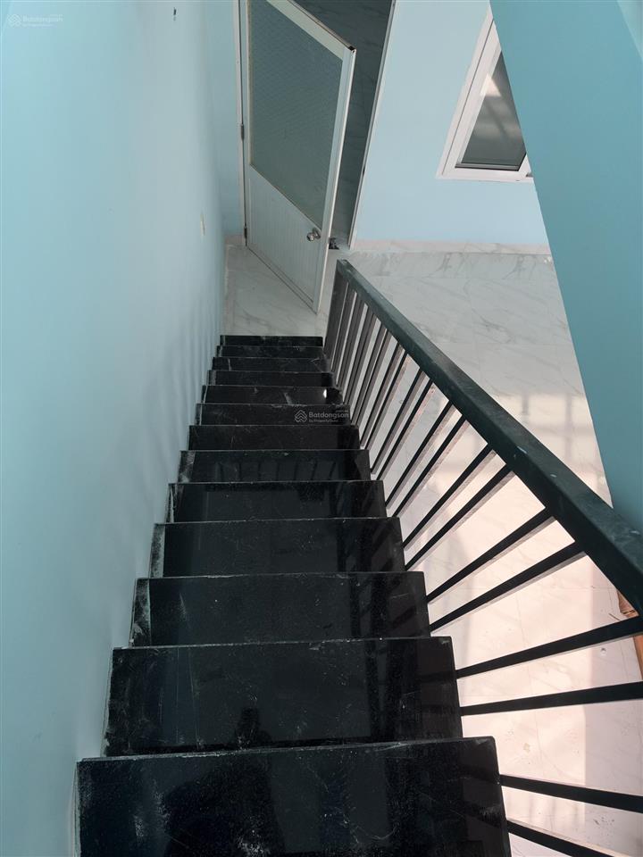 Cho thuê nhà nguyên căn gần 23/10, nhà rộng, có sân đậu ô tô.