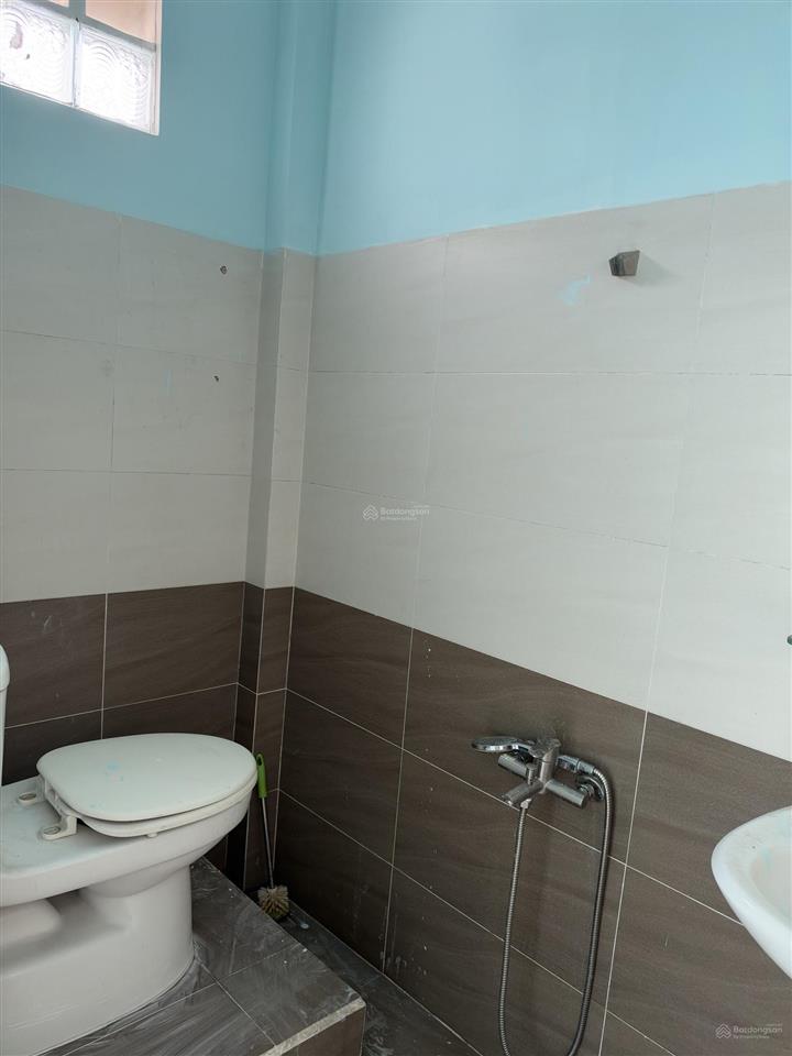 Cho thuê nhà nguyên căn gần 23/10, nhà rộng, có sân đậu ô tô.