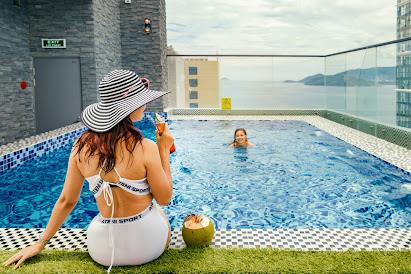 Cần bán khách sạn 3 sao 20 tầng cách đường trần quang khải 1 căn nhà, 70 phòng, cách biển 100 mét
