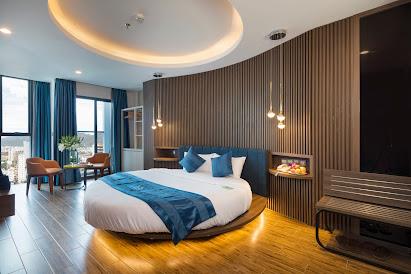 Cần bán khách sạn 3 sao 20 tầng cách đường trần quang khải 1 căn nhà, 70 phòng, cách biển 100 mét