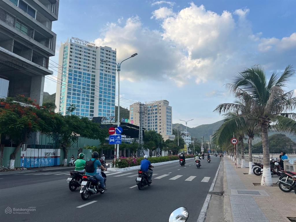Bán 80tr/m2 đất phạm văn đồng, vĩnh hoà, bắc nha trang. dt 288m2 (ngang 8,7m), sát biển.