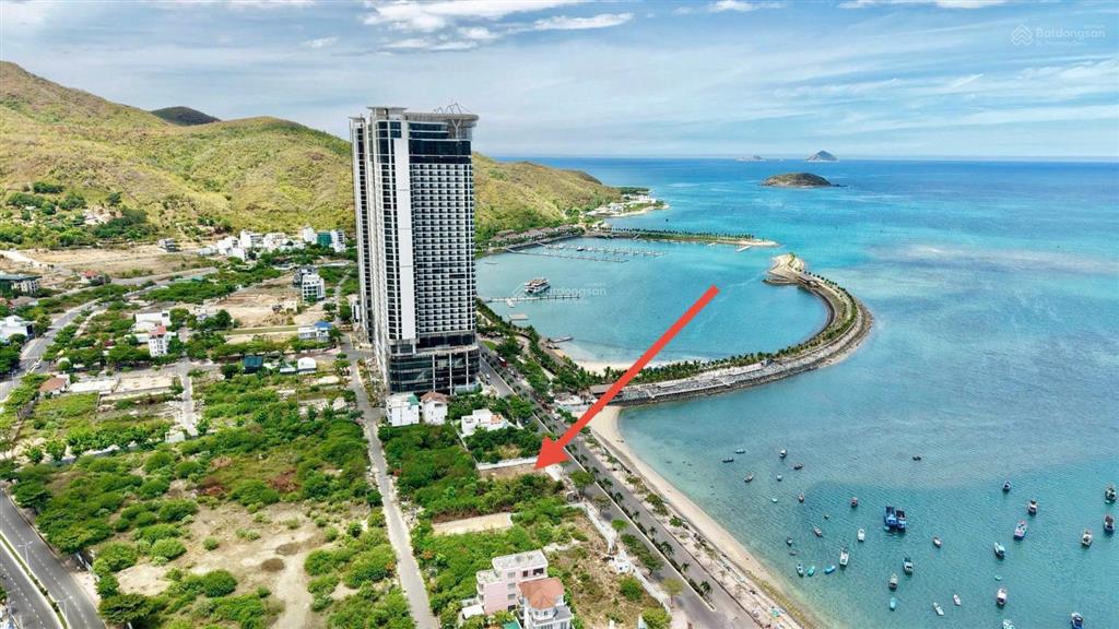 Cần bán 120tr/m2. đất bt mặt biển đường nguyễn cơ thạch, p. bắc nha trang. dt 897,5m2 (ngang 30m).