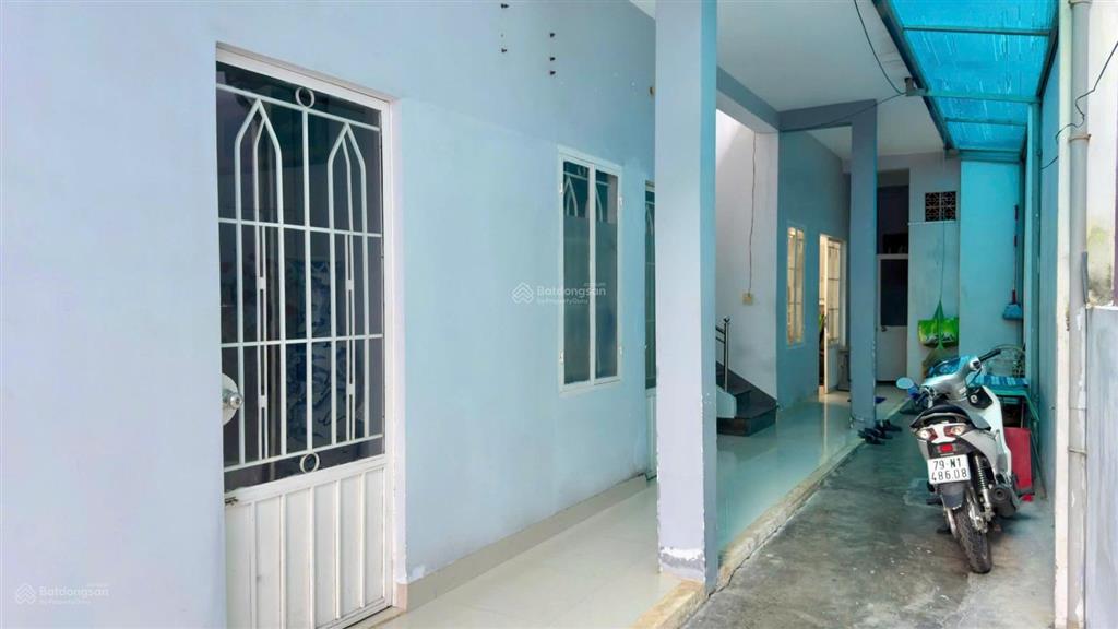 Bán nhà 2 tầng gần biển đường dương hiến quyền, bắc nha trang. dt 165m2 (ngang 6,95m) giá 110tr/m2