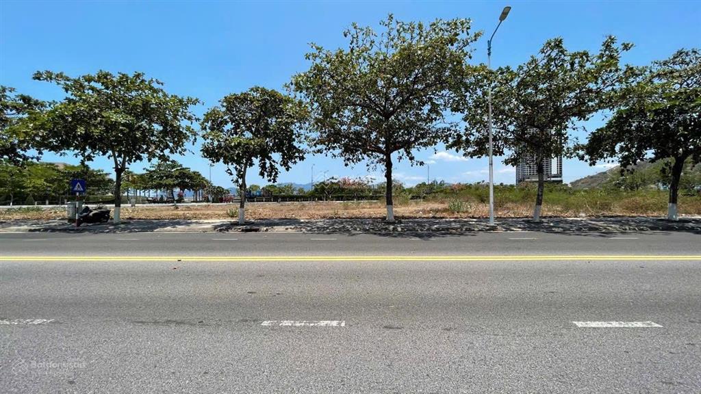 Cần bán lô đất biệt thự đường phạm văn đồng, p. bắc nha trang. dt 289m2  giá 67tr/m2 (~ 19,363 tỷ)