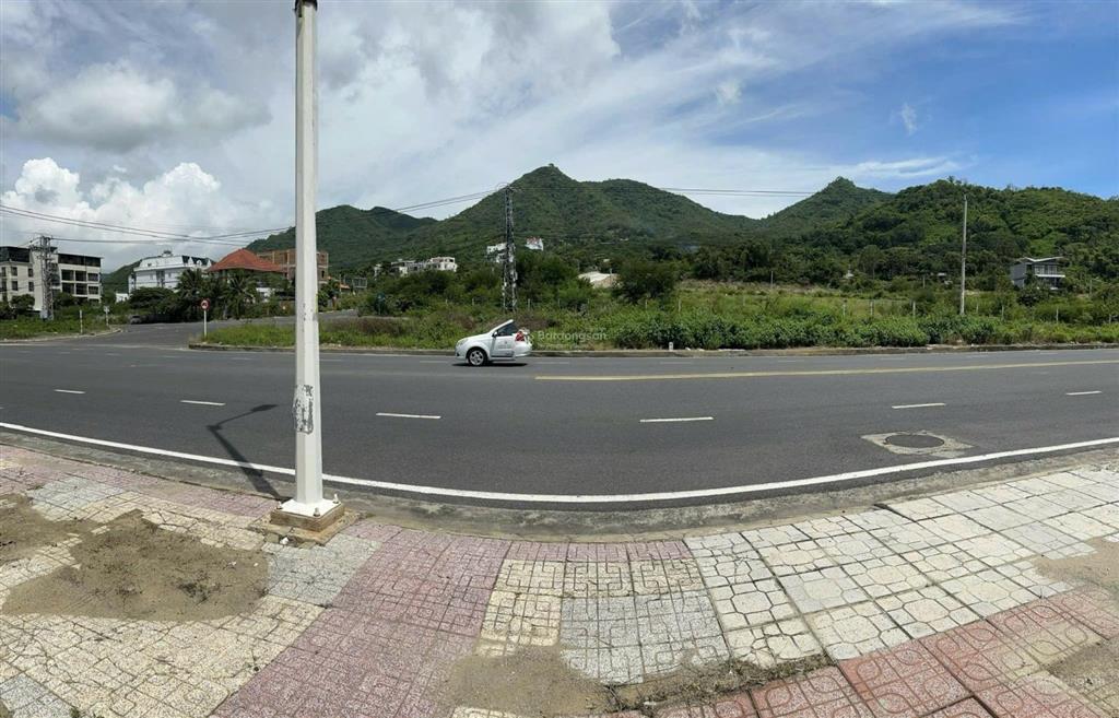 Bán đất 334m2  giá 72tr/m. đường phạm văn đồng, vĩnh hoà, bắc nha trang. vị trí đẹp thuận kdbb.