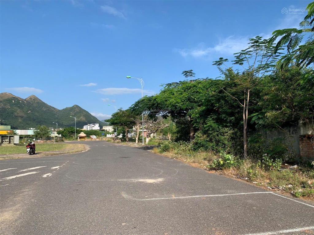 Bán đất 266m2  giá bán 53 tr/m. đường huỳnh văn nghê, vĩnh hoà, bắc nha trang. lô vip hướng biển.