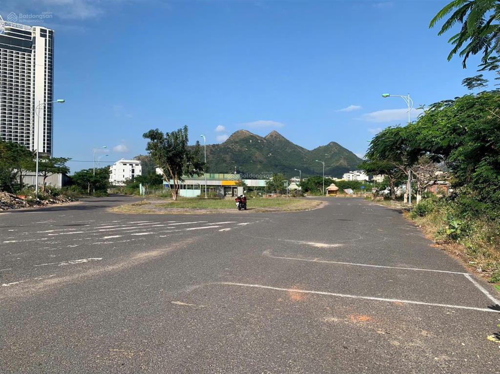 Bán đất 266m2  giá bán 53 tr/m. đường huỳnh văn nghê, vĩnh hoà, bắc nha trang. lô vip hướng biển.